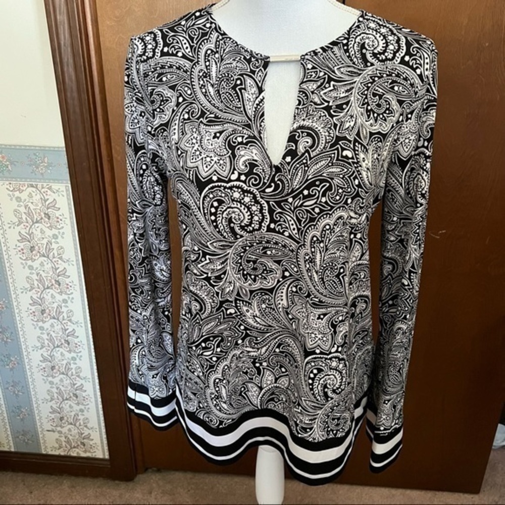 Michael Kors Pullover Black and White Paisley Print Top V Cutout Size Small❤️